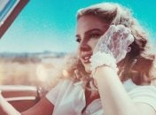 На ретро-автомобиле по пустой дороге: Лана Дель Рей презентовала новый клип (видео) 