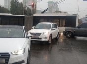 Потоп, аварии, упавшие деревья и пробки: залитый дождем Киев на фото и видео