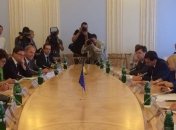 Гройсман обсудил конституционную реформу с Евркомисаром Ханом