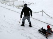 В Киеве с тонкого льда спасли мужчину с ребенком