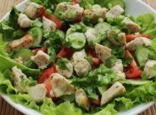 Рецепт дня: весенний салат из курицы и свежих овощей