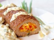 Рецепт дня: мясной рулет с овощами и сыром