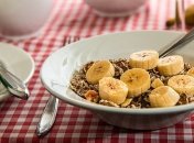 Медики рассказали, кому особенно полезно есть бананы