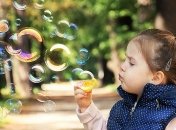 Веселые усилия родителей сделать идеальное фото малыша