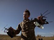 Украинский военный с дронами