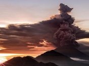 Вулкан Агунг на Бали выбросил облако пепла