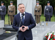 Анджей Дуда во время возложения венков в Варшаве