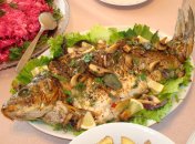 Карп запеченный с овощами.