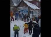На горнолыжном курорте в России лавина накрыла людей и дома: видео ЧП