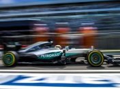 Хэмилтон показал лучшее время на второй практике в Сочи