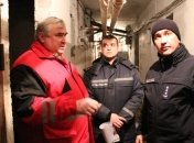 В Киеве спасатели проверяют подземные укрытия