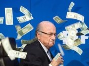 Блаттер: Почему никто не подозревает в налоговых махинациях Федерера?
