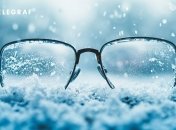 Зима может быть вызовом для носителей очков (фото создано с помощью ИИ)