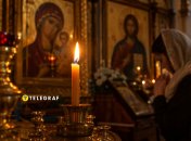 Свічка у церкві горить