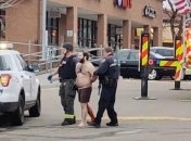 Мужчина расстрелял людей возле супермаркета в США: детали и видео ЧП