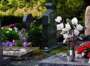 Ничего святого: в Киеве нагло зарабатывают на похоронах, продавая бесплатные услуги