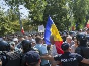 В Кишиневе люди протестуют перед зданием парламента