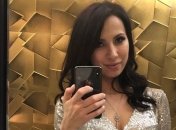 Жена Ярмоленко блеснула грудью в вечернем платье (фото)