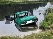 Трагедия на Житомирщине: "москвич" въехал в реку, водитель скончался