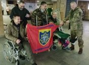 Олег Герасименко (второй справа) с побратимами