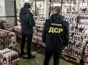 Правоохранители обнаружили в Ровном подпольный склад алкоголя