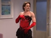 Горячая красотка: Кит Харрингтон примерил красное платье и каблуки (Видео)