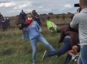 Венгерский оператор, поставившая подножку беженцу, объяснила свой поступок
