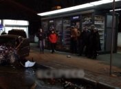 ДТП в Киеве: авто влетело в остановку с людьми