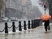 Человек идет по улице