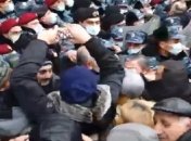Протесты в Армении переросли в штурм здания правительства (видео)
