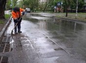 Коммунальщики всю ночь спасали Киев от подтопления