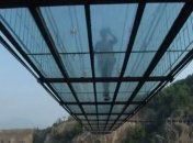 Самый высокий стеклянный мост в Китае: видео с перепуганными туристами
