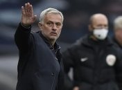 Моуринью побежал за футболистом в туалет во время матча (Видео)