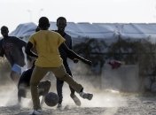 В Греции футболисты почтили память погибших мигрантов (Видео)