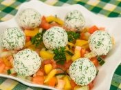 Шарики из феты и маслин придают необычность простому овощному салату