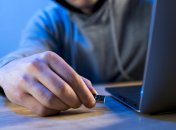 Вставляти флешку потрібно обережно