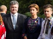 Порошенко присвоил звания "Мать-героиня" 458 многодетным матерям
