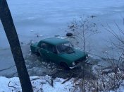 Автомобиль в озере