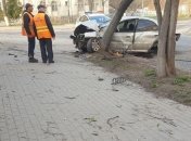 Пьяный студент в Киеве протаранил остановку и два дерева