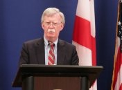 Болтон пригрозил санкциями финорганизациям за помощь Мадуро