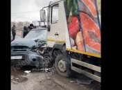 Разнесло "всмятку": под Киевом произошло серьезное ДТП с грузовиком (видео) 