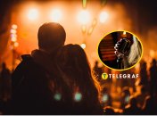 Люди слухають музику на концерті