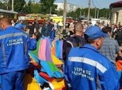 Девочек отбросило на рельсы: в России под детьми неожиданно взорвался батут (фото, видео)