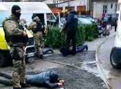 В Одессе на продаже елок поймали беглого бандита: елочники отбивали его у полиции (видео)