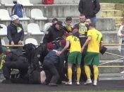 В чемпионате Украины болельщики бросили петарду в футболиста (Видео)