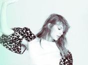 Тейлор Свифт в ультраярком желтом мини блистает на обложке глянца