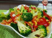 Тушеный перец с брокколи