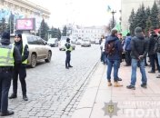 Полиция установила личность мужчины, который разбрызгал газ у здания Харьковской ОГА