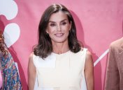 Королева Летиция в элегантном костюме