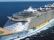 На один из крупнейших круизных лайнеров в мире рухнул кран (Видео)